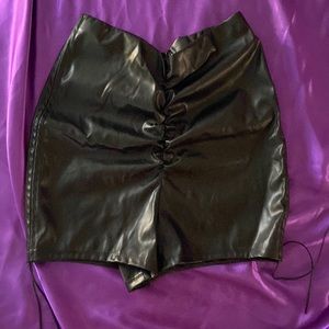 Pleather scrunched biker shorts